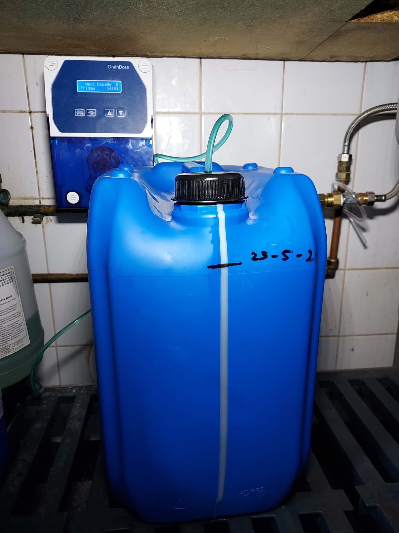 Greasy-vat met DrainDose-doseerpomp in een horecakeuken